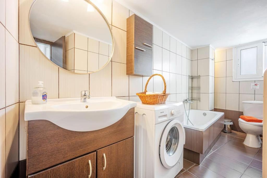 Apartment In The Middle Of Everything Atena Exterior foto